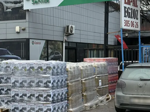 Paletli stok ve sevkiyat – Depomuzda paletli teneke ve bidon stoku.